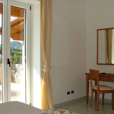 아파트 Cretaio Sleeps 4 Pool 이스키아